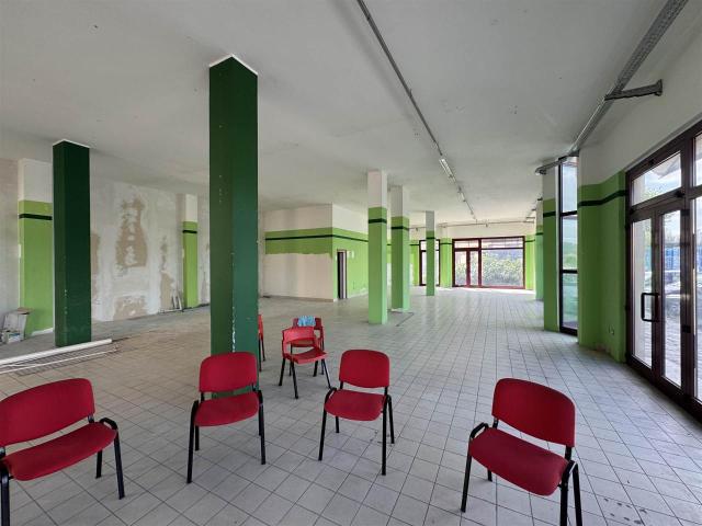 Locale Commerciale in affitto a Marche, Pesaro E Urbino