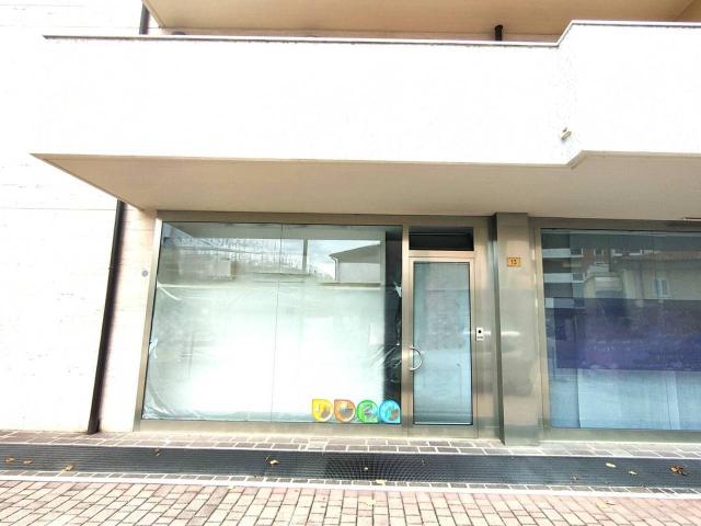 Locale Commerciale in affitto a Pescara, Abruzzo