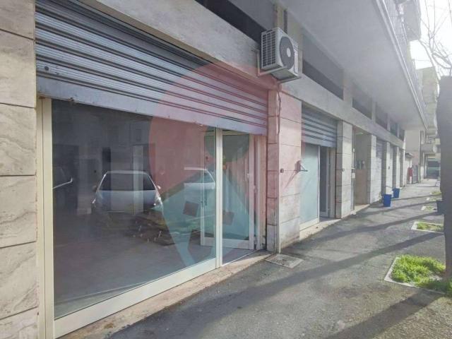 Locale Commerciale in affitto a Rancitelli, Pescara