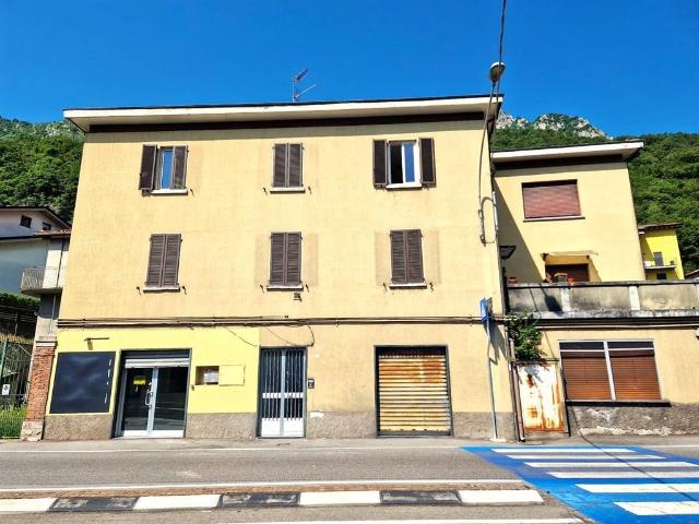 Locale Commerciale in affitto a Pescate, Lombardia