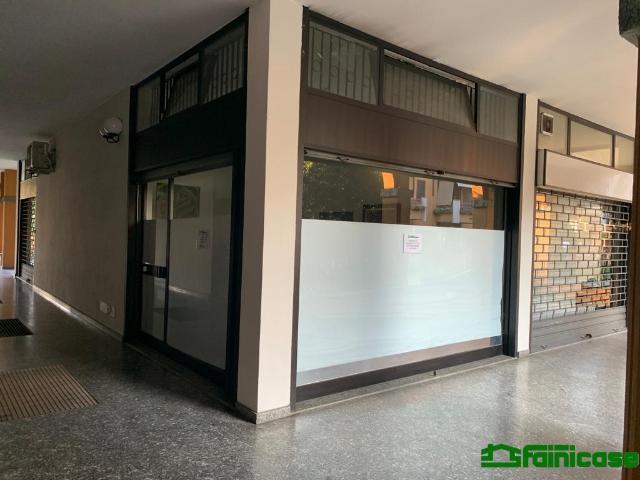 Locale Commerciale in affitto a Bellaria, Peschiera Borromeo