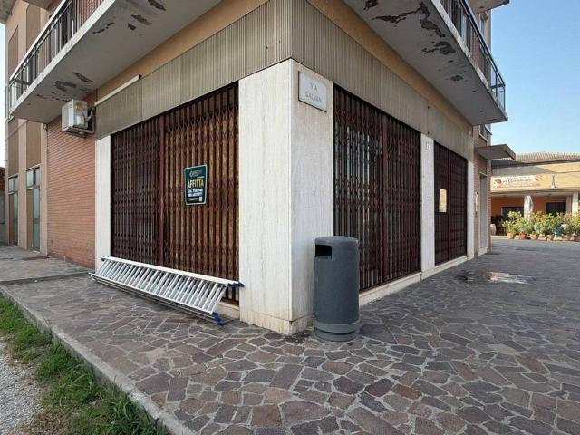 Locale Commerciale in affitto a Piacenza D'adige, Veneto