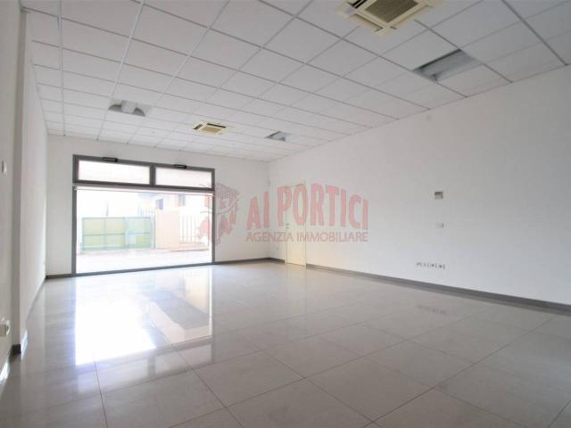 Locale Commerciale in affitto a Quartiere Sant'Anna, Piove Di Sacco