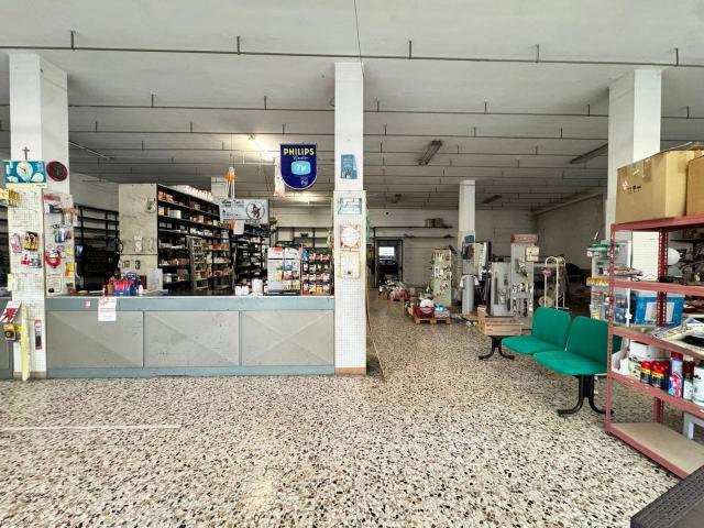 Locale Commerciale in affitto a Poiana Maggiore, Veneto