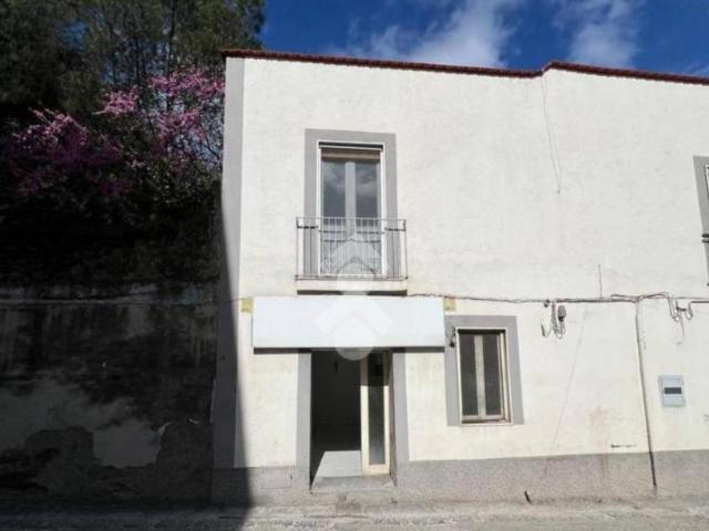 Locale Commerciale in affitto a Pollena Trocchia, Campania
