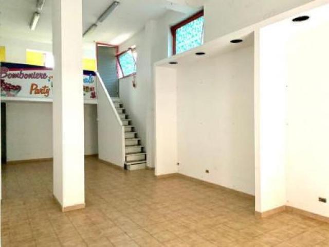 Locale Commerciale in affitto a Pomigliano D'arco, Campania