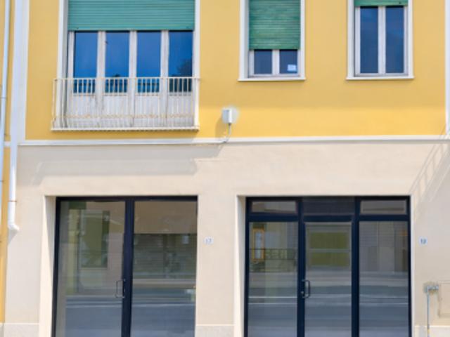 Locale Commerciale in affitto a Pontedera, Toscana