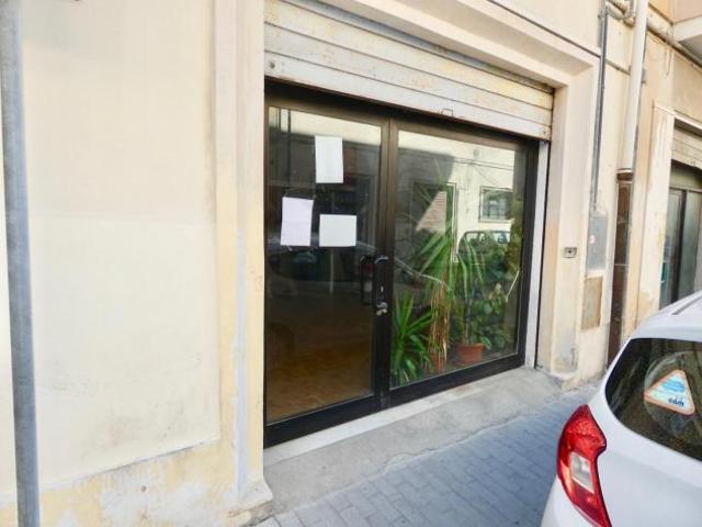 Locale Commerciale in affitto a Pontedera, Toscana