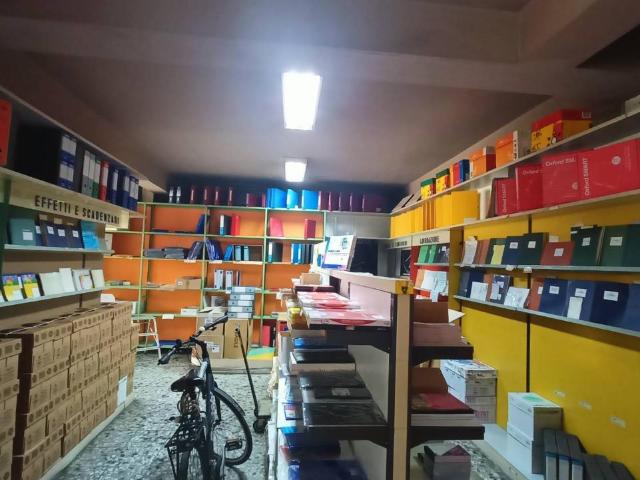 Locale Commerciale in affitto a Bellaria, Pontedera