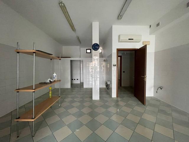Locale Commerciale in affitto a Pontenure, Reggio Emilia