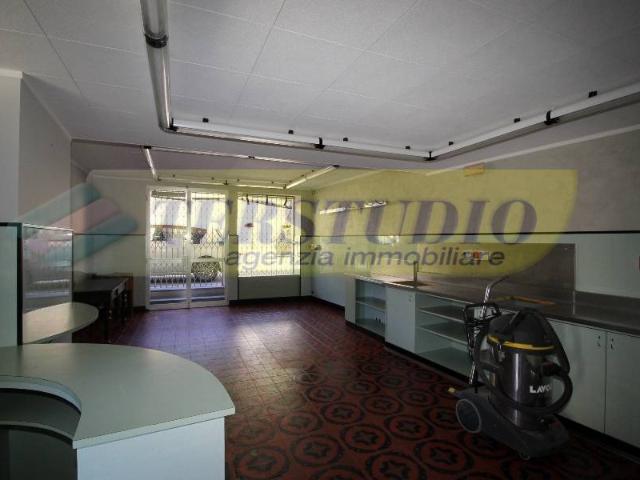 Locale Commerciale in affitto a Ca' Bracaglia, Pontida