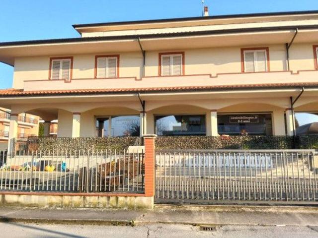 Locale Commerciale in affitto a Marche, Fermo