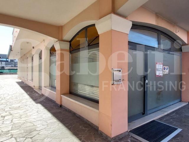 Locale Commerciale in affitto a Porto Viro, Veneto