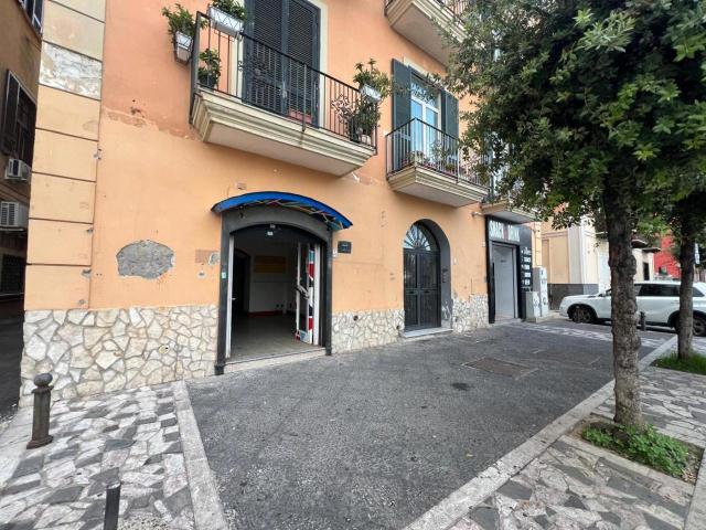 Locale Commerciale in affitto a Rione Ortodonico, Pozzuoli