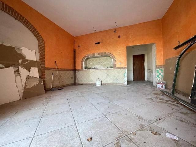 Locale Commerciale in affitto a Pozzuoli, Campania