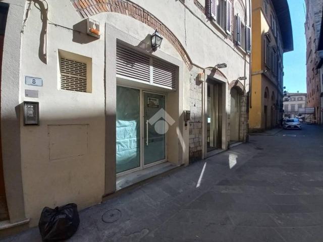 Locale Commerciale in affitto a Prato, Toscana