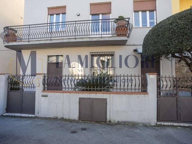 Ufficio in affitto a Centro Direzionale, Prato