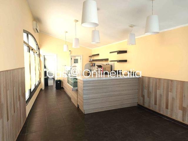 Locale Commerciale in affitto a il Cantiere, Prato