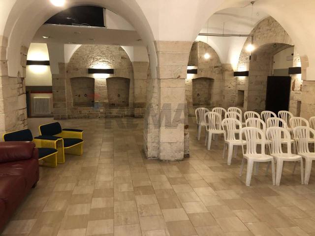Locale Commerciale in affitto a Puglia, Bari