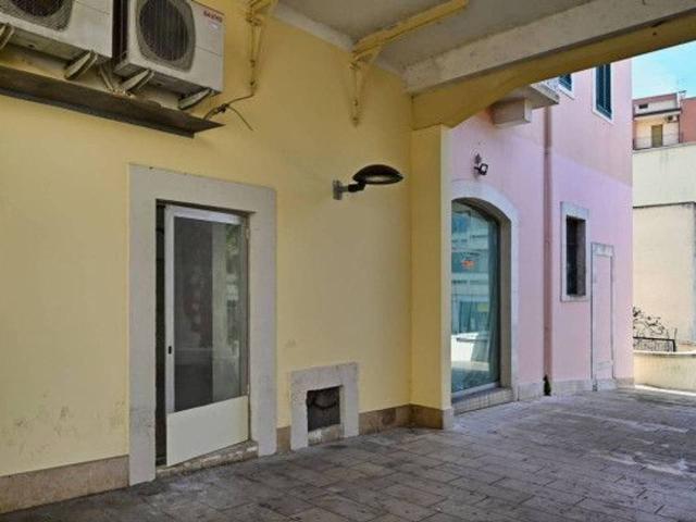Locale Commerciale in affitto a Puglia, Bari