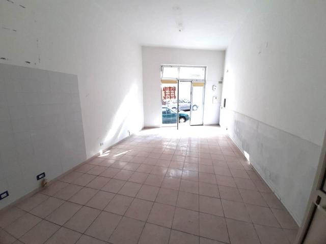 Locale Commerciale in affitto a Ragusa, Cappuccini