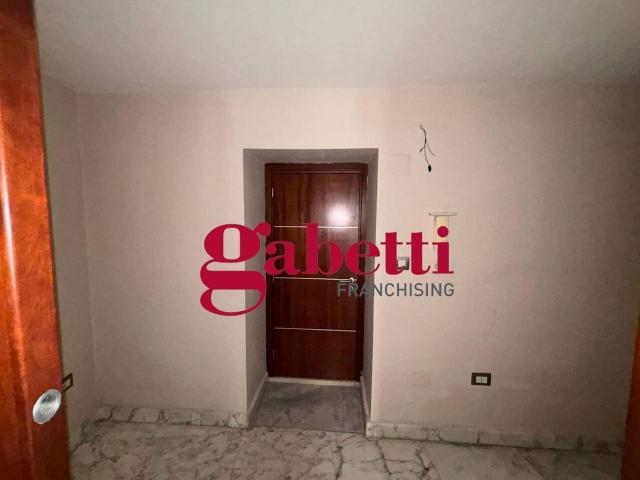 Locale Commerciale in affitto a Recale, Campania