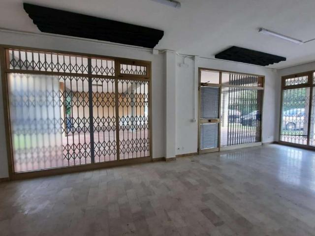 Locale Commerciale in affitto a Masone, Re