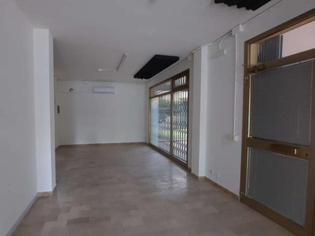 Locale Commerciale in affitto a Masone, Re