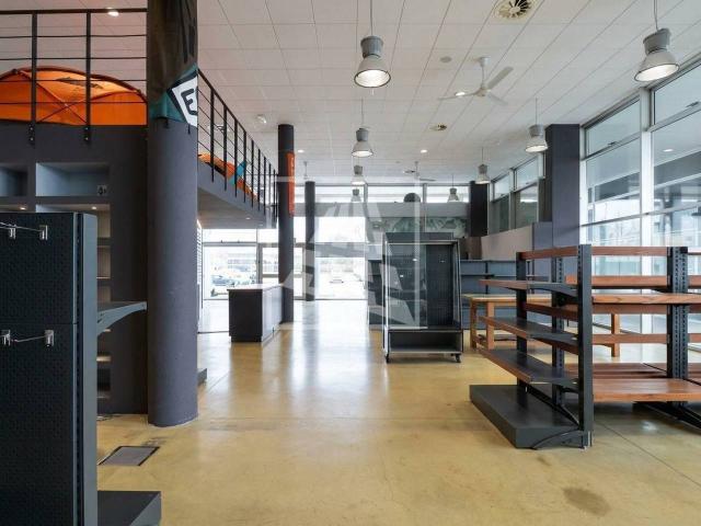 Locale Commerciale in affitto a Cavazzoli, Re