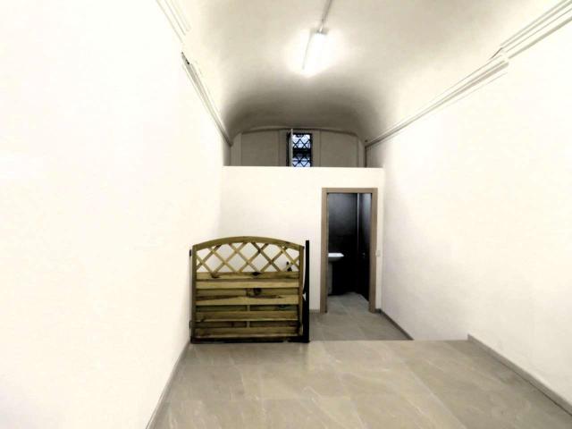 Locale Commerciale in affitto a Duomo, Re
