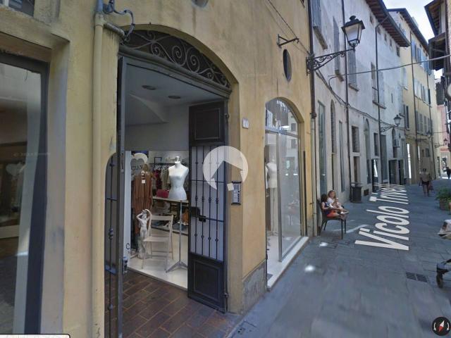 Locale Commerciale in affitto a San Francesco-Giardini Pubblici, Re