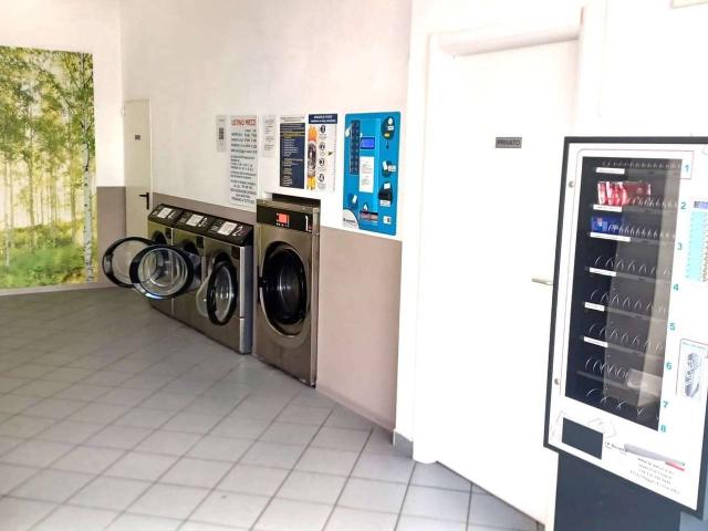Locale Commerciale in affitto a Re, Reggio Emilia