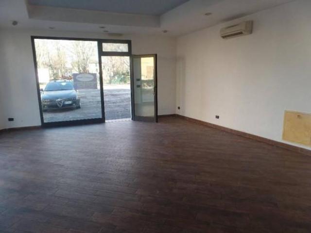 Locale Commerciale in affitto a San Nicolò, Re