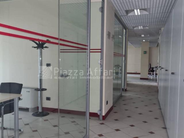 Locale Commerciale in affitto a Buon Pastore, Re