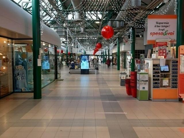 Locale Commerciale in affitto a Re, Reggio Emilia