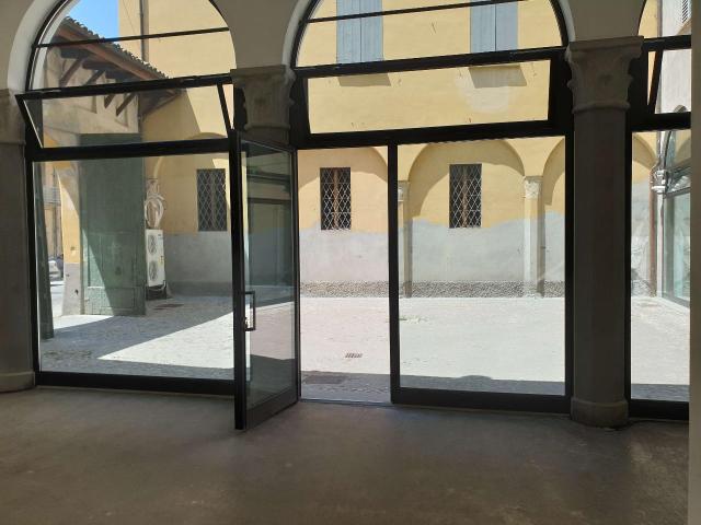 Locale Commerciale in affitto a Duomo, Re
