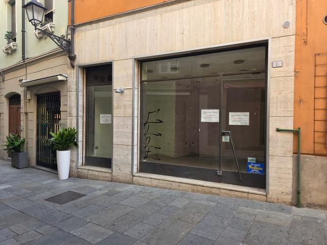 Locale Commerciale in affitto a San Prospero città, Re