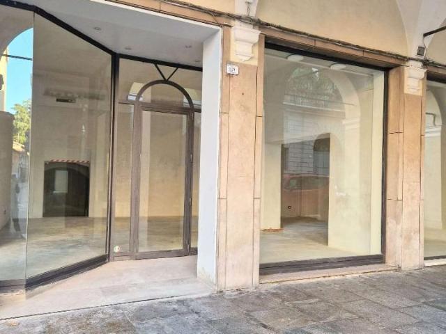Locale Commerciale in affitto a San Nicolò, Re