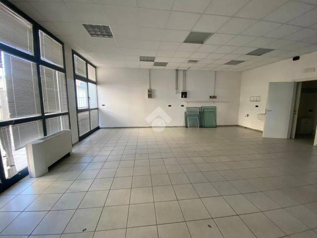 Locale Commerciale in affitto a Re, Reggio Emilia