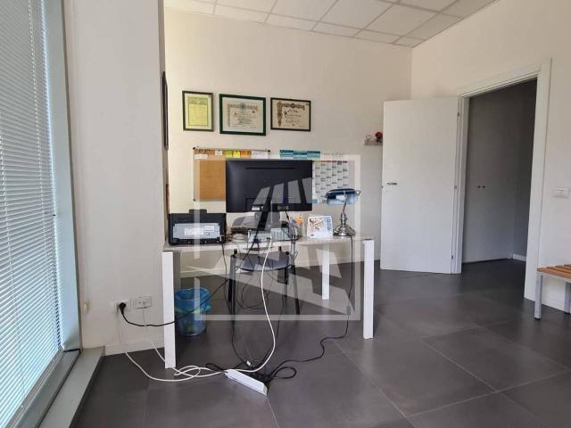 Locale Commerciale in affitto a Mancasale, Re