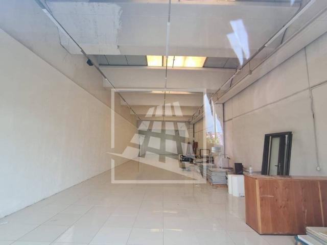 Locale Commerciale in affitto a Pieve Modolena, Re