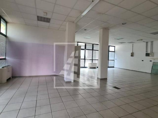 Locale Commerciale in affitto a Re, Reggio Emilia