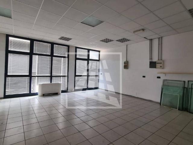 Locale Commerciale in affitto a Re, Reggio Emilia