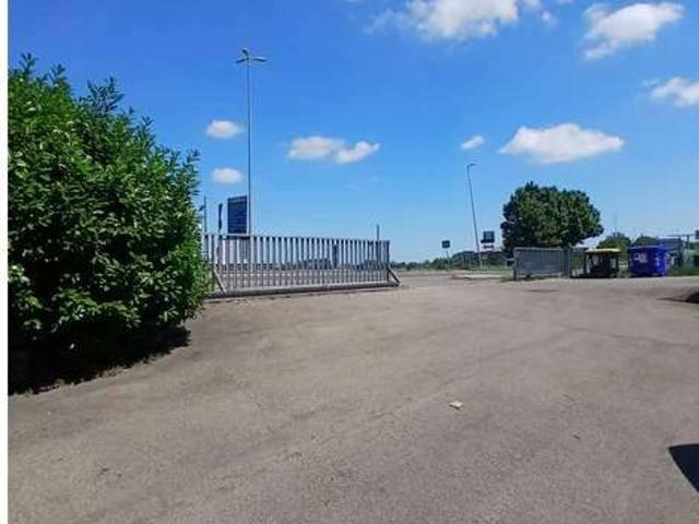 Locale Commerciale in affitto a Mancasale, Re
