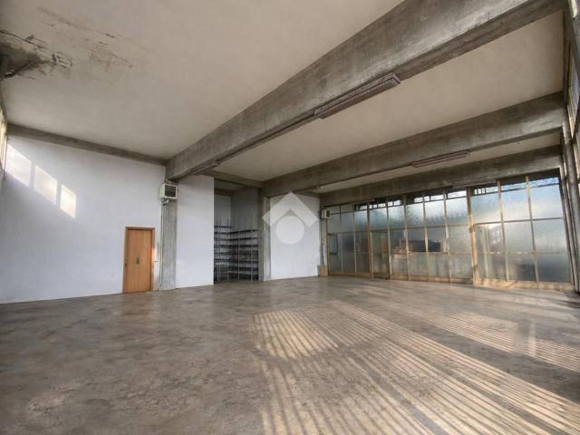 Locale Commerciale in affitto a Mancasale, Re