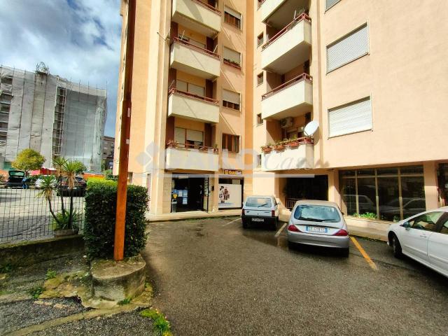 Locale Commerciale in affitto a Calabria, Cosenza