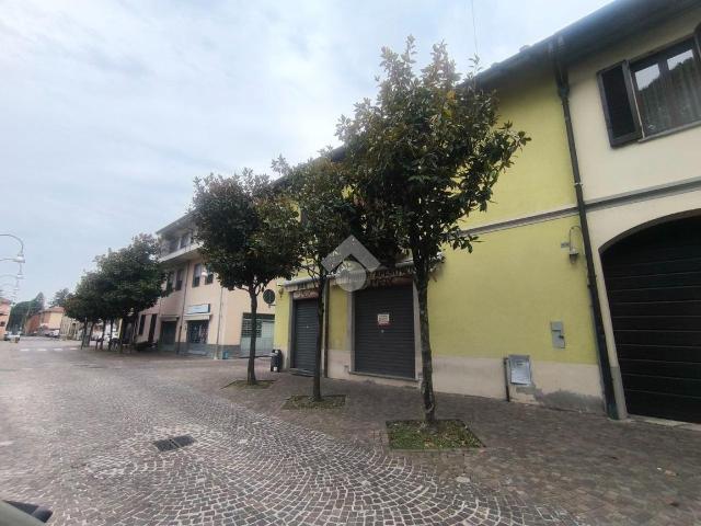 Locale Commerciale in affitto a Rescaldina, Lombardia