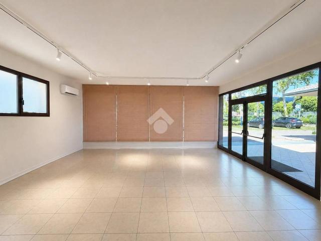 Locale Commerciale in affitto a Fonte, Riese Pio X