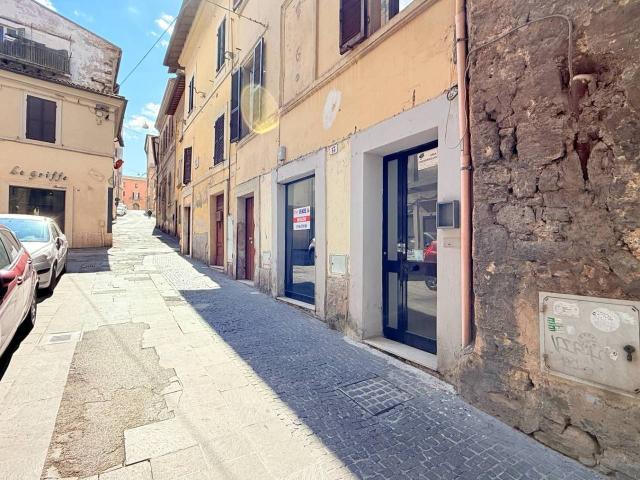 Locale Commerciale in affitto a Regina Pacis, Rieti