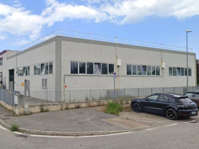 Locale Commerciale in affitto a Villaggio 1° maggio, Rimini